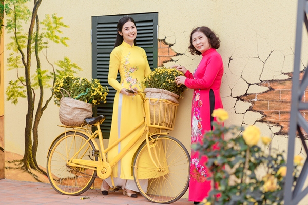 Ngọc Hân và bố mẹ khoe sắc với áo dài tại đường hoa Home Hanoi Xuan