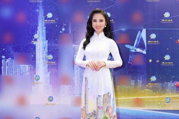 MC Thanh Giang diện áo dài mang biểu tượng Sài Gòn năng động
