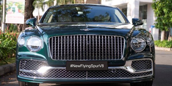 Bentley Flying Spur V8 cập bến Việt Nam với màu xanh ngọc lục bảo