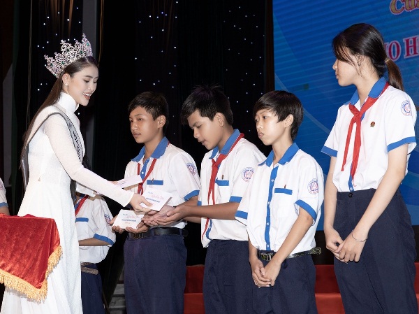Hoa hậu Lý Kim Thảo về thăm quê