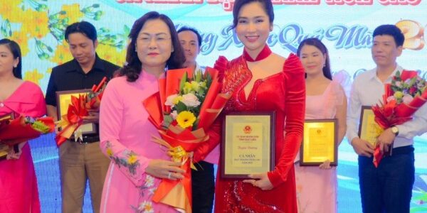 Như Huỳnh xúc động được tuyên dương thành tích cao năm 2022