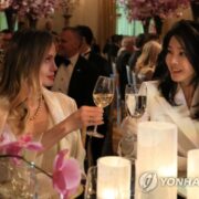 Đệ nhất phu nhân Hàn Quốc trò chuyện cùng Angelina Jolie