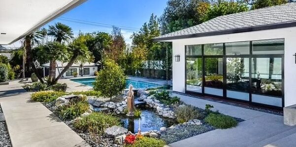 Người trúng số hơn 2 tỷ USD mua biệt thự thứ hai