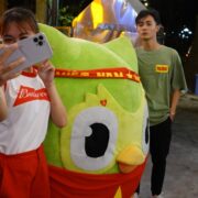 Fan Việt gặp ‘cổ động viên’ SEA Games 32 đặc biệt: “Cú xanh” Duolingo