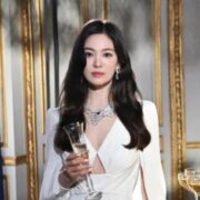 Song Hye Kyo bối rối khi đông fan chờ đón ở sân bay