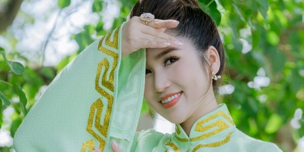 ‘Hoa hậu cải lương’ Như Huỳnh thướt tha với tà áo dài