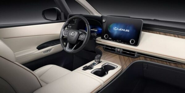 Tiết lộ mức giá của ‘chuyên cơ mặt đất’ Lexus LM 2024 sắp trình làng