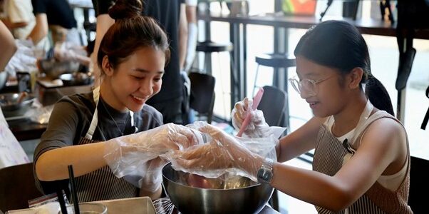 Học viên Học viện Ngôi sao Việt Nam tham gia làm bánh ý nghĩa ngày hè