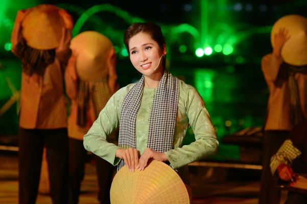 ‘Hoa hậu cải lương’ Như Huỳnh xúc động khi hát tại Cảng Sài Gòn