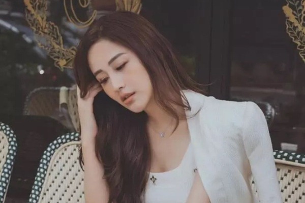 Câu chuyện mặt mộc “cười té ghế” của Mai Phương Thúy