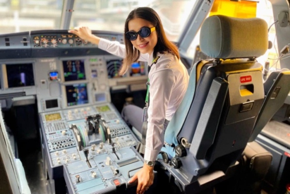 Nữ diễn viên bỏ showbiz làm phi công tiết lộ mức lương ‘khủng’