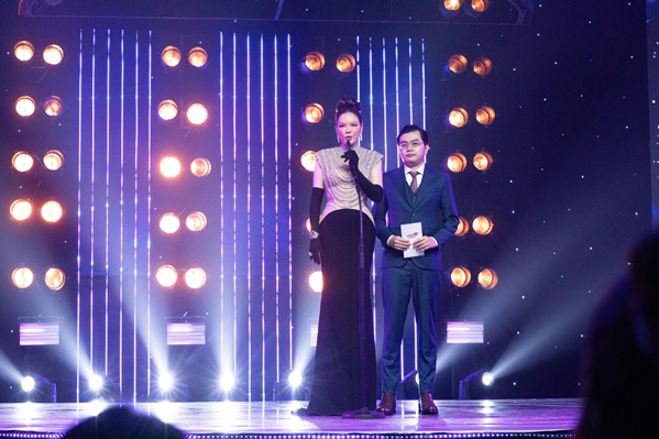 Lý Nhã Kỳ đeo trang sức 2 tỉ đồng đi trao giải Ngôi sao của năm