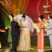 Diệp Bảo Ngọc khoe sắc khi giành chiến thắng ở giải Mai Vàng