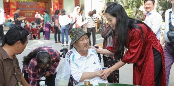 NSND Trịnh Kim Chi giúp nghệ sĩ khó khăn có Tết ấm no