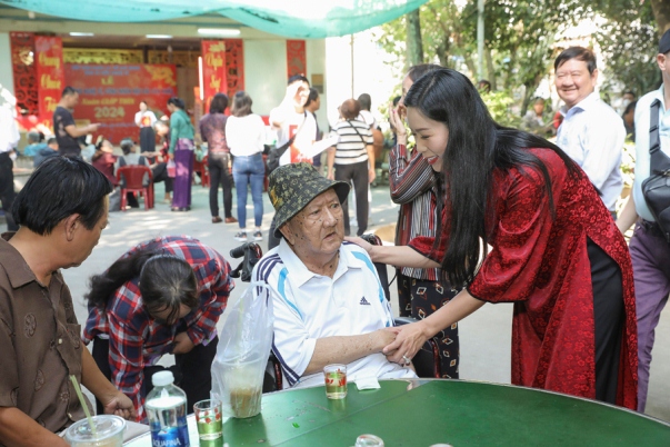 NSND Trịnh Kim Chi giúp nghệ sĩ khó khăn có Tết ấm no