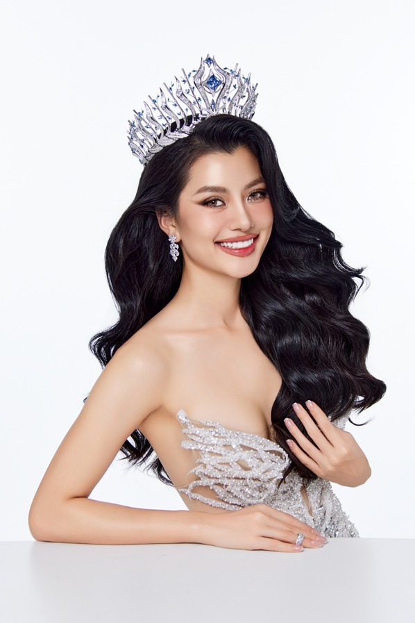 Sắc vóc Beauty Queen của Hoàng Nhung bên cạnh “TRE’15 THE TIARA”