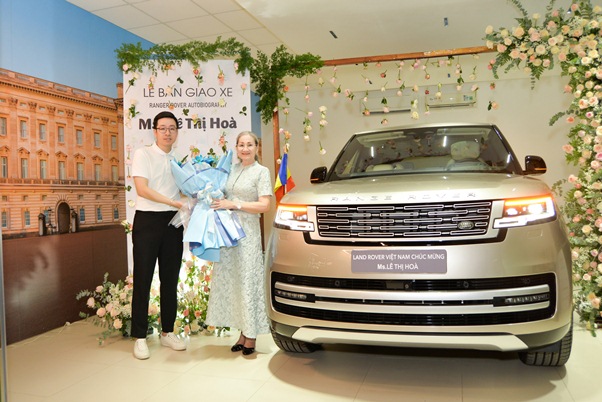 Mẹ Lý Nhã Kỳ tặng con gái siêu xe Land Rover 15 tỷ đồng