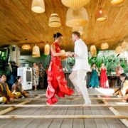 Vợ chồng Minh Tú hào hứng chơi nhảy sạp cùng bạn bè