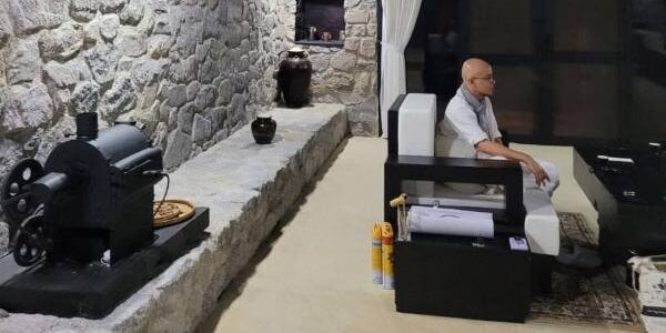 Một ngày trong hang đá của “Vua” cafe Đặng Lê Nguyên Vũ