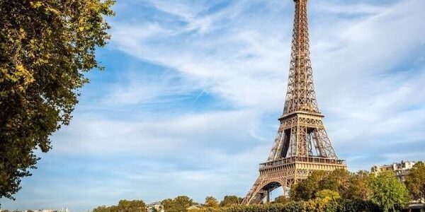 Tháp Eiffel hai lần bị kẻ siêu lừa đảo rao bán làm phế liệu