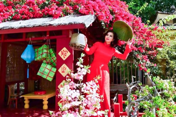 Hoa hậu Kim Hồng mong bình an đến với mọi người trong năm mới