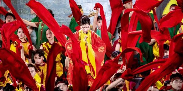 Mãn nhãn tiết mục mở màn của NSƯT Như Huỳnh tại Lễ Hội Hoa Lư 2025
