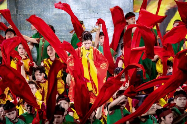 Mãn nhãn tiết mục mở màn của NSƯT Như Huỳnh tại Lễ Hội Hoa Lư 2025