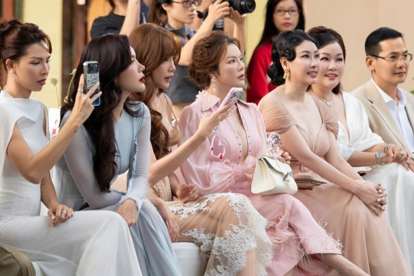 Lý Nhã Kỳ gợi cảm nhưng tinh tế, đẳng cấp phụ nữ ở “độ chín”
